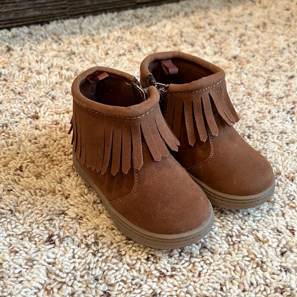 NWOT Carter’s brand toddler girl’s moccasin boots size 4